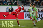 17.02.2018, Fussball 1. Bundesliga 2017/2018, 23. Spieltag, VfL Wolfsburg - FC Bayern Mnchen, in der Volkswagen Arena Wolfsburg. v.l. Thomas Mller (Bayern Mnchen) gegen Robin Knoche (Wolfsburg) 