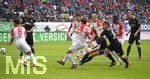 18.02.2018, Fussball 1. Bundesliga 2017/2018, 23. Spieltag, FC Augsburg - VfB Stuttgart, in der WWK-Arena Augsburg. Torschuss Mario Gomez (4.v.re, Stuttgart) zum 1:0.