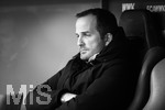 18.02.2018, Fussball 1. Bundesliga 2017/2018, 23. Spieltag, FC Augsburg - VfB Stuttgart, in der WWK-Arena Augsburg. Trainer Manuel Baum (FC Augsburg) nachdenklich auf der Bank.