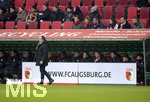 18.02.2018, Fussball 1. Bundesliga 2017/2018, 23. Spieltag, FC Augsburg - VfB Stuttgart, in der WWK-Arena Augsburg. Heizplatten vor der Augsburger Spielerbank. li: Trainer Manuel Baum (FC Augsburg).