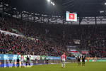 18.02.2018, Fussball 1. Bundesliga 2017/2018, 23. Spieltag, FC Augsburg - VfB Stuttgart, in der WWK-Arena Augsburg. Am Stadion-Monitor wird Video-Assist angezeigt.  