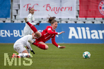 18.02.2018, Allianz Frauen-Fussball 1. Bundesliga 2017/2018, 12. Spieltag, FC Bayern Mnchen - SGS Essen, im Grnwalderstadion Mnchen, v.li: Sarah Freutel (Essen) gegen Melanie Leupolz (FC Bayern). 