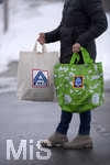 20.02.2018, Symbolfoto: ALDI Sd und ALDI Nord, Frau trgt Einkaufstaschen von Aldi-Sd (re) und Aldi-Nord (li) in der Hand zum Parkplatz. (Modelreleased).