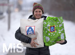 20.02.2018, Symbolfoto: ALDI Sd und ALDI Nord, Frau trgt Einkaufstaschen von Aldi-Sd (re) und Aldi-Nord (li) in der Hand zum Parkplatz. (Modelreleased).