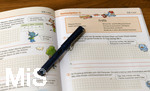 20.02.2018, Kinder und Familie, (Modelreleased). Kinder machen am Kchentisch hre Hausaufgaben. Ein Schulbuch fr Mathematik liegt auf dem tisch mit Sachaufgaben.