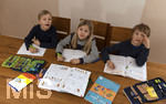 20.02.2018, Kinder und Familie, (Modelreleased). Drei Kinder machen am Kchentisch gemeinsam ihre Hausaufgaben. 