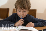 20.02.2018, Kinder und Familie, (Modelreleased). Kind macht am Kchentisch seine Hausaufgaben. 