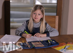 20.02.2018, Kinder und Familie, (Modelreleased). Kind macht am Kchentisch seine Hausaufgaben.