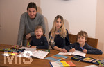 20.02.2018, Kinder und Familie, (Modelreleased). Die Kinder machen am Kchentisch gemeinsam ihre Hausaufgaben mit den Eltern.