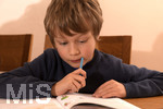 20.02.2018, Kinder und Familie, (Modelreleased). Kind macht am Kchentisch seine Hausaufgaben. 