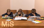 20.02.2018, Kinder und Familie, (Modelreleased). Drei Kinder machen am Kchentisch gemeinsam ihre Hausaufgaben.
