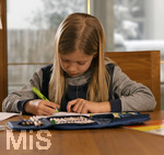 20.02.2018, Kinder und Familie, (Modelreleased). Kind macht am Kchentisch seine Hausaufgaben.