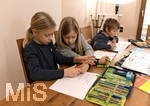 20.02.2018, Kinder und Familie, (Modelreleased). Drei Kinder machen am Kchentisch gemeinsam ihre Hausaufgaben. 