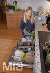 20.02.2018, Kinder und Familie, (Modelreleased). Kind hilft im Haushalt beim ausrumen der Splmaschine.