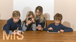 20.02.2018, Kinder und Familie, (Modelreleased). Die Kinder und Eltern all am Smartphone und Tablet am Kchentisch.