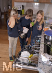 20.02.2018, Kinder und Familie, (Modelreleased). Drei Kinder helfen im Haushalt beim ausrumen der Splmaschine.