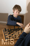 20.02.2018, Kinder und Familie, (Modelreleased). Geschwister spielen Schach gegeneinander.