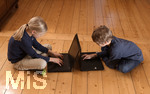 20.02.2018, Kinder und Familie, (Modelreleased). Zwei Kinder am Laptop.