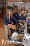 20.02.2018, Kinder und Familie, (Modelreleased). Drei Kinder helfen im Haushalt beim ausrumen der Splmaschine.