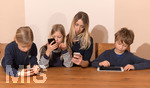 20.02.2018, Kinder und Familie, (Modelreleased). Die Kinder und Eltern all am Smartphone und Tablet am Kchentisch.