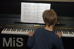 20.02.2018, Kinder und Familie, (Modelreleased). Grundschler spielt Zuhause im Wohnzimmer am Klavier.