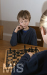 20.02.2018, Kinder und Familie, (Modelreleased). Geschwister spielen Schach gegeneinander.