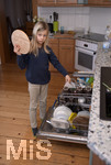 20.02.2018, Kinder und Familie, (Modelreleased). Kind hilft im Haushalt beim ausrumen der Splmaschine.