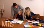 20.02.2018, Kinder und Familie, (Modelreleased). Die Kinder machen am Kchentisch gemeinsam ihre Hausaufgaben mit den Eltern. Home Schooling, Kinder in Bayern machen wegen der Corona-Pandemie Unterricht von Zuhause aus.