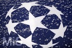 20.02.2018, Fussball UEFA Champions League 2017/2018, Achtelfinale, FC Bayern Mnchen - Besiktas Istanbul, in der Allianz Arena Mnchen, Schneefall und Winter in der Arena, das Championsleague Logo ist mit Schneeflocken bedeckt.