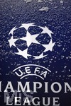 20.02.2018, Fussball UEFA Champions League 2017/2018, Achtelfinale, FC Bayern Mnchen - Besiktas Istanbul, in der Allianz Arena Mnchen, Schneefall und Winter in der Arena, das Championsleague Logo ist mit Schneeflocken bedeckt.