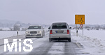 22.02.2018,  Winterlicher Strassenverkehr im Allgu bei Bad Wrishofen, DIe Strassen sind schneebedeckt, die Autos kommen nur langsam voran.