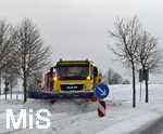 22.02.2018,  Winterlicher Strassenverkehr im Allgu bei Bad Wrishofen, DIe Strassen sind schneebedeckt, Ein Schneepflug rumt den Schnee weg.