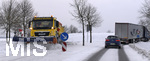 22.02.2018,  Winterlicher Strassenverkehr im Allgu bei Bad Wrishofen, DIe Strassen sind schneebedeckt, Ein Schneepflug rumt den Schnee weg.