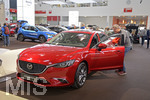 24.02.2018, Die Mncher Autotage im Rahmen der Reise- und Freizeitmesse f.r.e.e. in Mnchen im neuen Messegelnde Riem.  Besucher begutachtet einen Mazda 6.