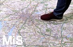 24.02.2018, Die Reise- und Freizeitmesse f.r.e.e. in Mnchen im neuen Messegelnde Riem.  Teppich mit Landkarte von Bayern, ein Besucher steht mit den Fen auf der Landeshauptstadt Mnchen.