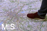 24.02.2018, Die Reise- und Freizeitmesse f.r.e.e. in Mnchen im neuen Messegelnde Riem.  Teppich mit Landkarte von Bayern, ein Besucher steht mit den Fen auf der Landeshauptstadt Mnchen.
