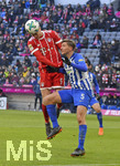 24.02.2018,  Fussball 1.Liga 2017/2018, 24.Spieltag,  FC Bayern Mnchen - Hertha BSC Berlin, in der Allianz Arena Mnchen. v.li: Robert Lewandowski (FC Bayern Mnchen) gegen Niklas Stark (Hertha BSC Berlin).