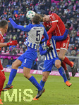 24.02.2018,  Fussball 1.Liga 2017/2018, 24.Spieltag,  FC Bayern Mnchen - Hertha BSC Berlin, in der Allianz Arena Mnchen. v.li: Niklas Stark (Hertha BSC Berlin) gegen Robert Lewandowski (FC Bayern Mnchen).