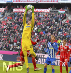 24.02.2018,  Fussball 1.Liga 2017/2018, 24.Spieltag,  FC Bayern Mnchen - Hertha BSC Berlin, in der Allianz Arena Mnchen. Torwart Rune Jarstein (Hertha BSC Berlin) hat den Ball sicher.