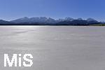 04.03.2018,  Hopfensee in Bayern, Der Hopfensee bei Fssen im Allgu ist ein beliebtes Ausflugsziel auch im Winter.  Der See ist teilweise zugefroren, Schnee liegt auf den Bergen.