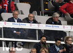 10.03.2018,  Fussball 1.Liga 2017/2018, 26.Spieltag,  FC Bayern Mnchen - Hamburger SV, in der Allianz Arena Mnchen. Ehrentribne, mit Manager Bernd Wehmeyer (li, Hamburger SV).