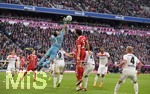 10.03.2018,  Fussball 1.Liga 2017/2018, 26.Spieltag,  FC Bayern Mnchen - Hamburger SV, in der Allianz Arena Mnchen. Torwart Christian Mathenia (Hamburger SV) fliegt zum Ball.
