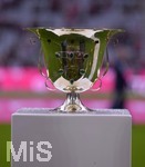 10.03.2018,  Fussball 1.Liga 2017/2018, 26.Spieltag,  FC Bayern Mnchen - Hamburger SV, in der Allianz Arena Mnchen. Die Ehemaligen Meister und Pokalhelden des FC Bayern von 1967 und 1957 werden vor dem Spiel geehrt.  Der DFB-Pokal von 1957 steht auf einer Stele bereit.
