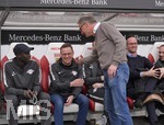11.03.2018,  Fussball 1.Liga 2017/2018, 26.Spieltag,  VfB Stuttgart - RB Leipzig, in der Mercedes-Benz-Arena Stuttgart. Sportdirektor Michael Reschke (Stuttgart) begrt Trainer und Sportdirektor Ralf Rangnick (2.v.li, RB Leipzig)