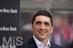 11.03.2018,  Fussball 1.Liga 2017/2018, 26.Spieltag,  VfB Stuttgart - RB Leipzig, in der Mercedes-Benz-Arena Stuttgart. Trainer Tayfun Korkut (Stuttgart) lacht.