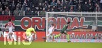 17.03.2018,  Fussball 1.Liga 2017/2018, 27.Spieltag, FC Augsburg - SV Werder Bremen, in der WWK-Arena Augsburg, Torschuss zum 2:0 von Ishak Belfodil (re, SV Werder Bremen).