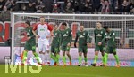 17.03.2018,  Fussball 1.Liga 2017/2018, 27.Spieltag, FC Augsburg - SV Werder Bremen, in der WWK-Arena Augsburg, Martin Hinteregger (FC Augsburg) nach dem 2.Gegentor frustriert. Die Bremer kommen vom Jubeln.
