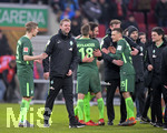 17.03.2018,  Fussball 1.Liga 2017/2018, 27.Spieltag, FC Augsburg - SV Werder Bremen, in der WWK-Arena Augsburg, 2.v.li: Trainer Florian Kohfeldt (SV Werder Bremen) freut sich nach dem Spiel.