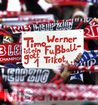 18.03.2018,  Fussball 1.Liga 2017/2018, 27.Spieltag, RB Leipzig - FC Bayern Mnchen, in der Red Bull Arena Leipzig. Die Fans halten ihre Schals in die Hhe und ein Plakat fr Timo Werner (RB Leipzig) . Timo Werner ist ein Fuballgott. 1 Trikot bitte.