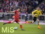 31.03.2018, Fussball 1. Bundesliga 2017/2018, 28. Spieltag, FC Bayern Mnchen - Borussia Dortmund, in der Allianz-Arena Mnchen. Torschuss zum 1:0 von Robert Lewandowski (FC Bayern Mnchen).